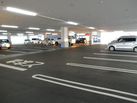 Medium_駐車場から建物　屋根あり